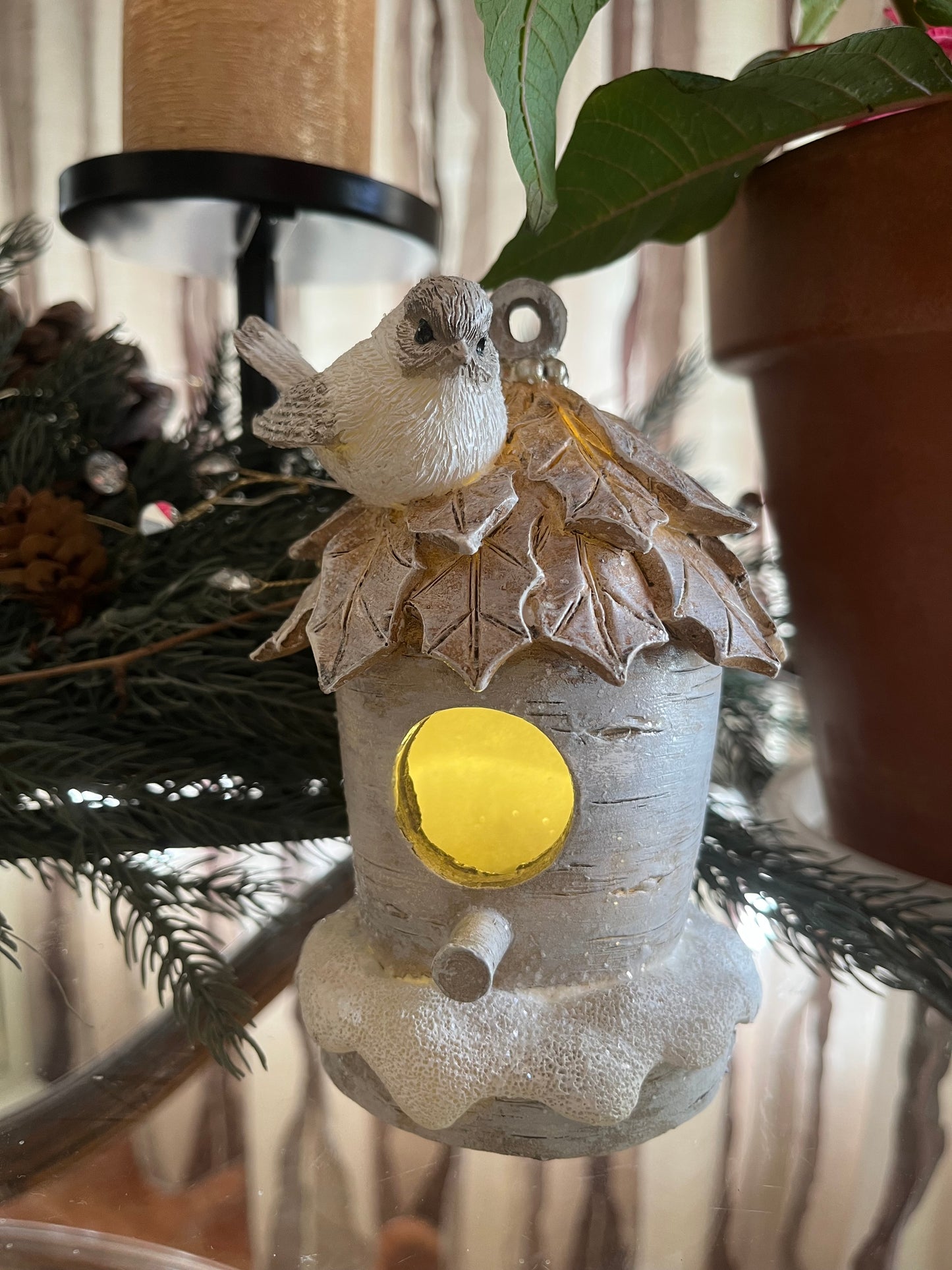 Casa de pájaros con luz (pajarito en el tejado)